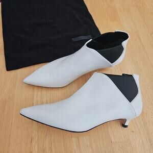Hugo Boss White Leather Ankle Boots Pull-on Kitten Heel sz 39.5 FLAW